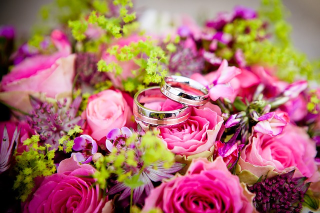kytice, růže, snubní prsteny
